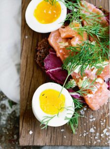 Healthy recipe for Nordic smoked salmon on rye toast. 