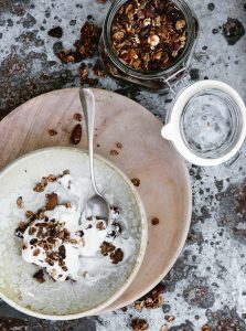 Healthy recipe for Nordic skyr with granola.
