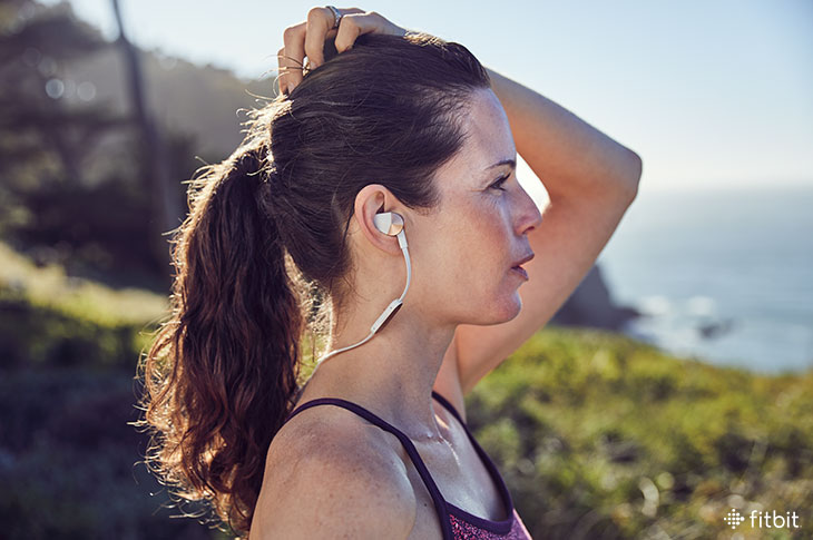 spille klaver Forfølgelse godtgørelse Fitness Headphones That Comfortably Stay Put? Fitbit Flyer Makes it Possible