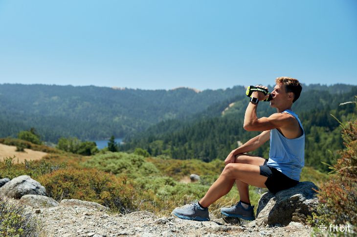 Skip the belt and pack. Learn how to use your surroundings to stay hydrated on long runs with tips from Fitbit Ambassador Dean Karnazes.